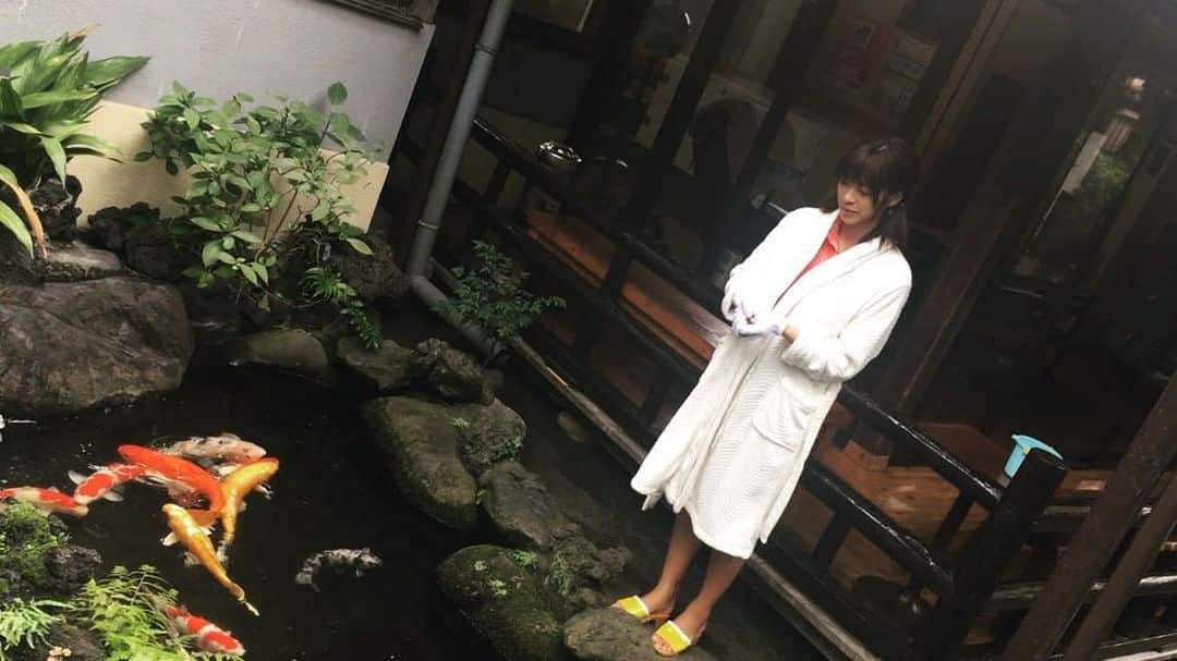 のインスタグラム：「. これもDVDのオフショット。 . 鯉に餌やりしました☺️笑 . #わちみなみ #鯉 #銭湯  #湯 #バイト #食べりぃ #餌やり #feedingtime」