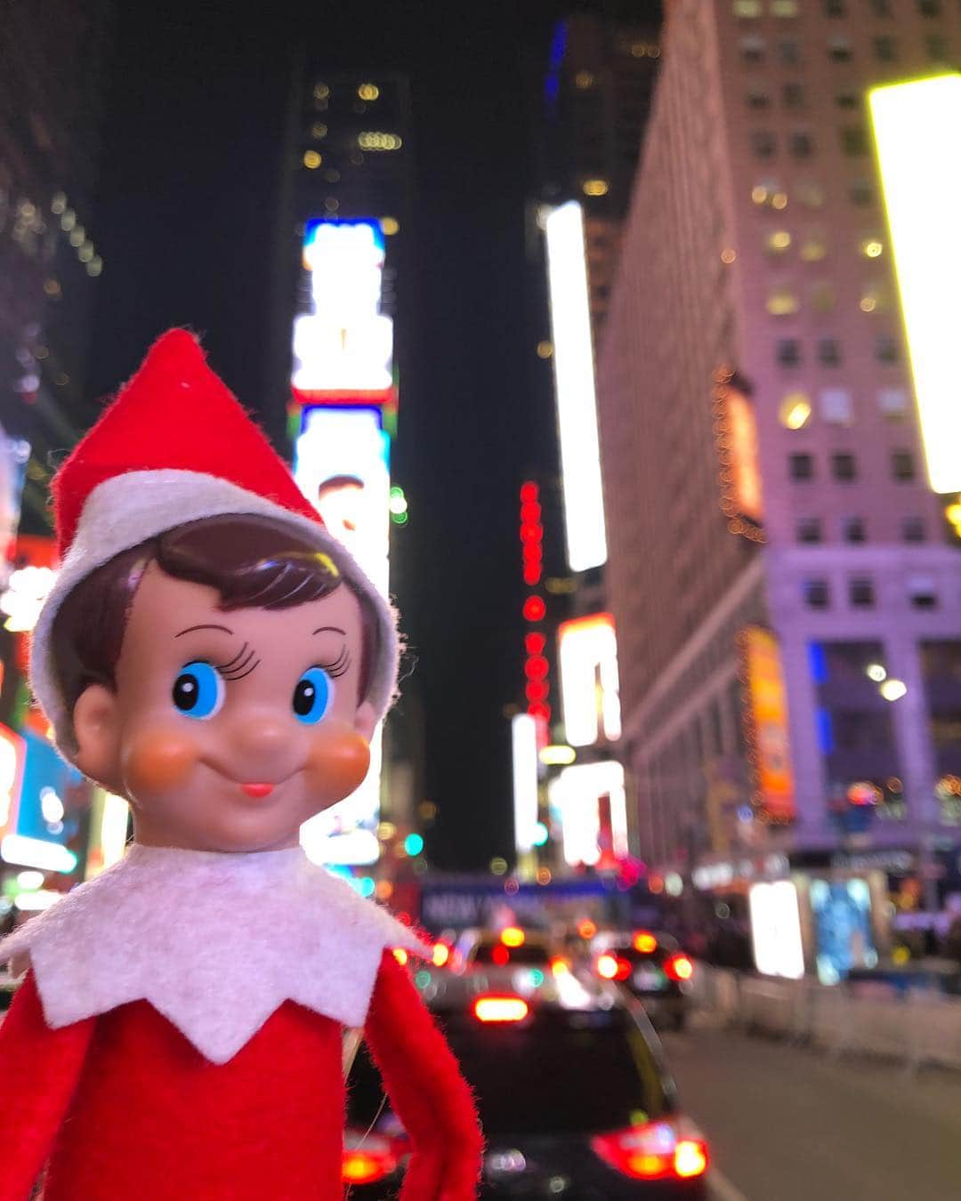 ティーガン・プレスリーのインスタグラム：「#teaganpresley #newyork #elfontheshelf #christmas #elf #nyc #christmasinnewyork」