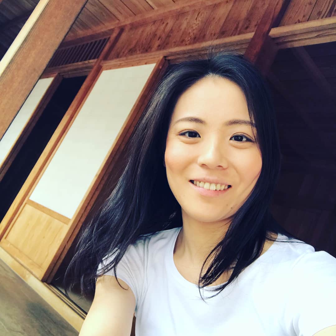 東小雪のインスタグラム：「沖縄県立美術館にて。移動日は移動することに集中するので、髪は巻かない。そして眉毛だけ。 #女子力」