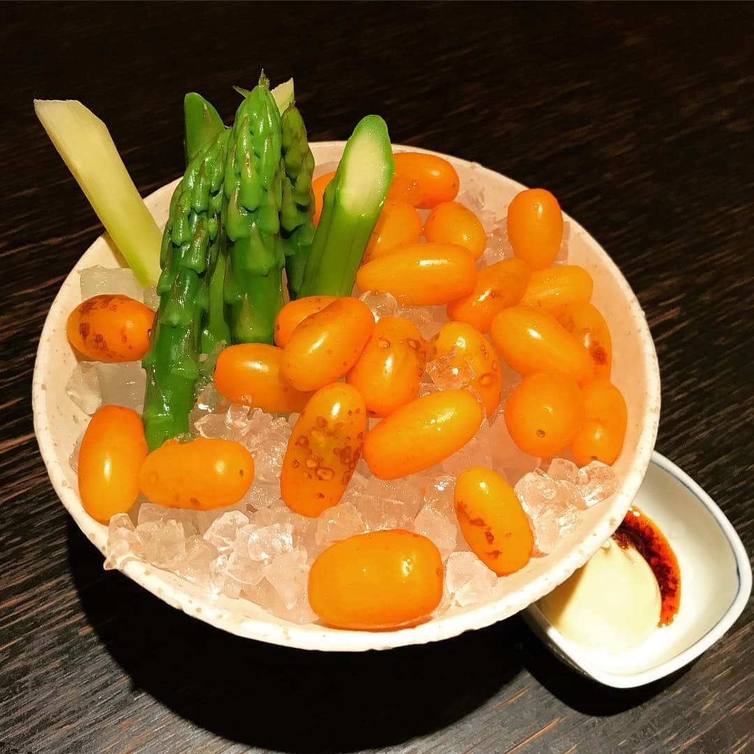 田中セシルさんのインスタグラム写真 - (田中セシルInstagram)「野菜畑の宝石たち♡ キラキラ輝くミニトマトは、ほおずきのように甘く、アスパラはみずみずしい。 #新記 の辣油とマヨネーズを組み合わせたソースも、最高。 お店に着いたらまずこれを注文すべし。 #野菜盛り #宝石箱 #バーニャカウダ #vegi #vegitable」12月18日 9時38分 - ceciltanaka