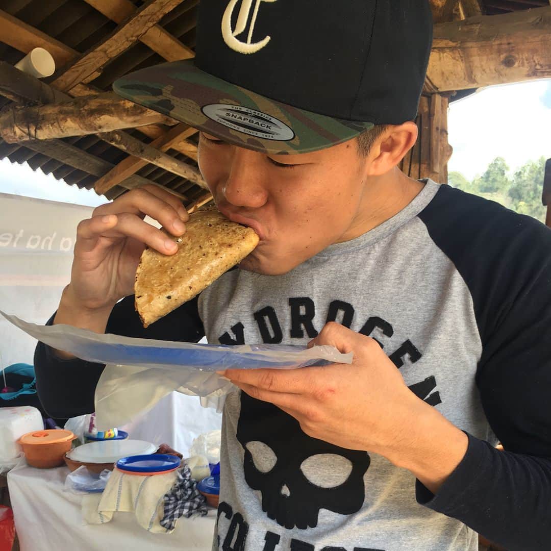亀田和毅さんのインスタグラム写真 - (亀田和毅Instagram)「Comiendo quesadillas muy ricas.  Mañana empezar duro trabajo!!! 日曜日はゆっくりゆっくり！！！しかしタコス美味しいな。  明日からまた一週間練習頑張るぞ💪  #メキシコ #タコス #美味しい #リラックス #tacos #ricos #quesadillas #domingo #relajando #tmk」12月18日 9時58分 - tomokikameda