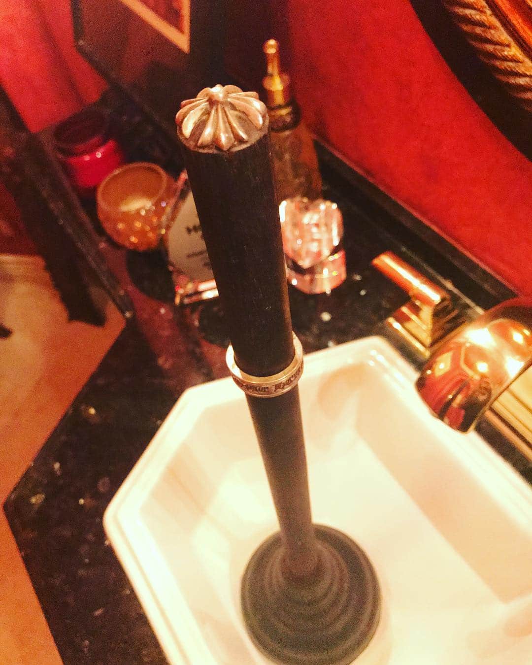ニッキー・シックスさんのインスタグラム写真 - (ニッキー・シックスInstagram)「I wonder if my neighbors have a @chromeheartsofficial toilet plunger? #SizeMatters #KeepingUpWithTheJones 🤘🏽🤩 💩 🚽」12月18日 10時20分 - nikkisixxpixx