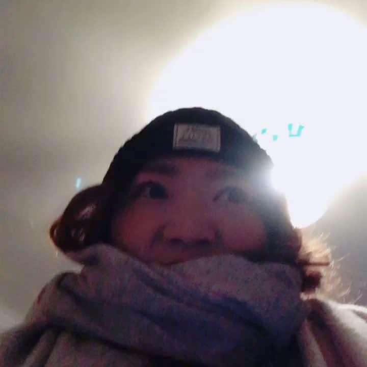 CRAZY COCOのインスタグラム：「Irish unpredictable weather got me like ... アイルランドで桐灰カイロ売ったらババ売れするはず。さっみ。  #ireland#irish#limerick#irishweather#sucks#whocares#iamhappy#happy#friends#family#love#trip#worldtraveler#sleepy#typical#cabincrew#自然体でいれる幸せ#そーゆうことやな」
