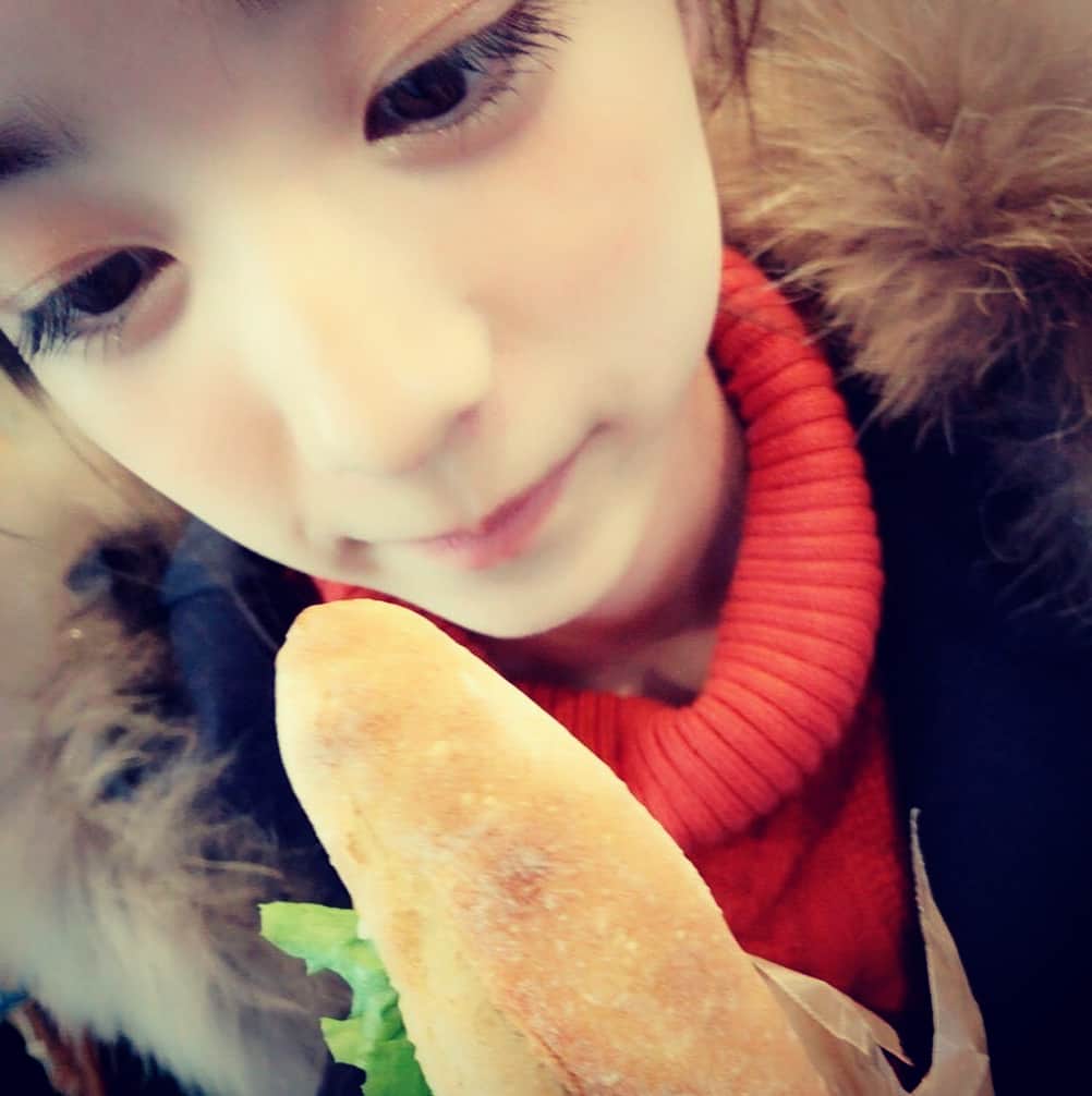 夏目璃乃さんのインスタグラム写真 - (夏目璃乃Instagram)「パン美味しかったし、ここオシャレだったなぁ🤩海外行きたい✈️WEBカタログも見てね🤓 #夏目璃乃 #ポンポネット #ポンポネットジュニア #ナルミヤインターナショナル #カタログ #冬 #winter」12月18日 20時36分 - natsume_rino