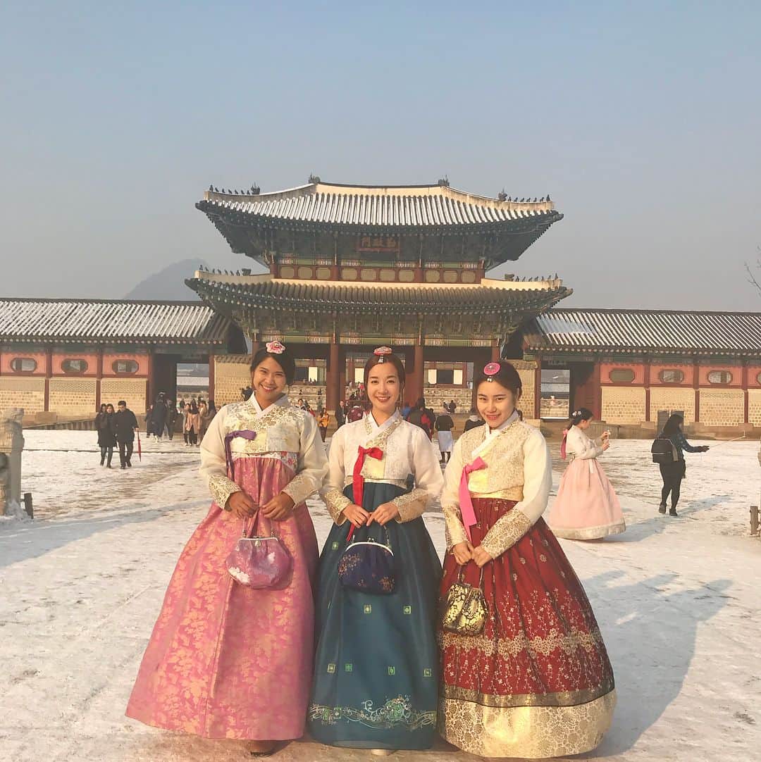 ポーナノン・ファトラムさんのインスタグラム写真 - (ポーナノン・ファトラムInstagram)「Do we looks like Korean girl?😄 #traditionalkoreandress 💓 #งานฮันบกก็มา」12月18日 21時01分 - waen_pornanong