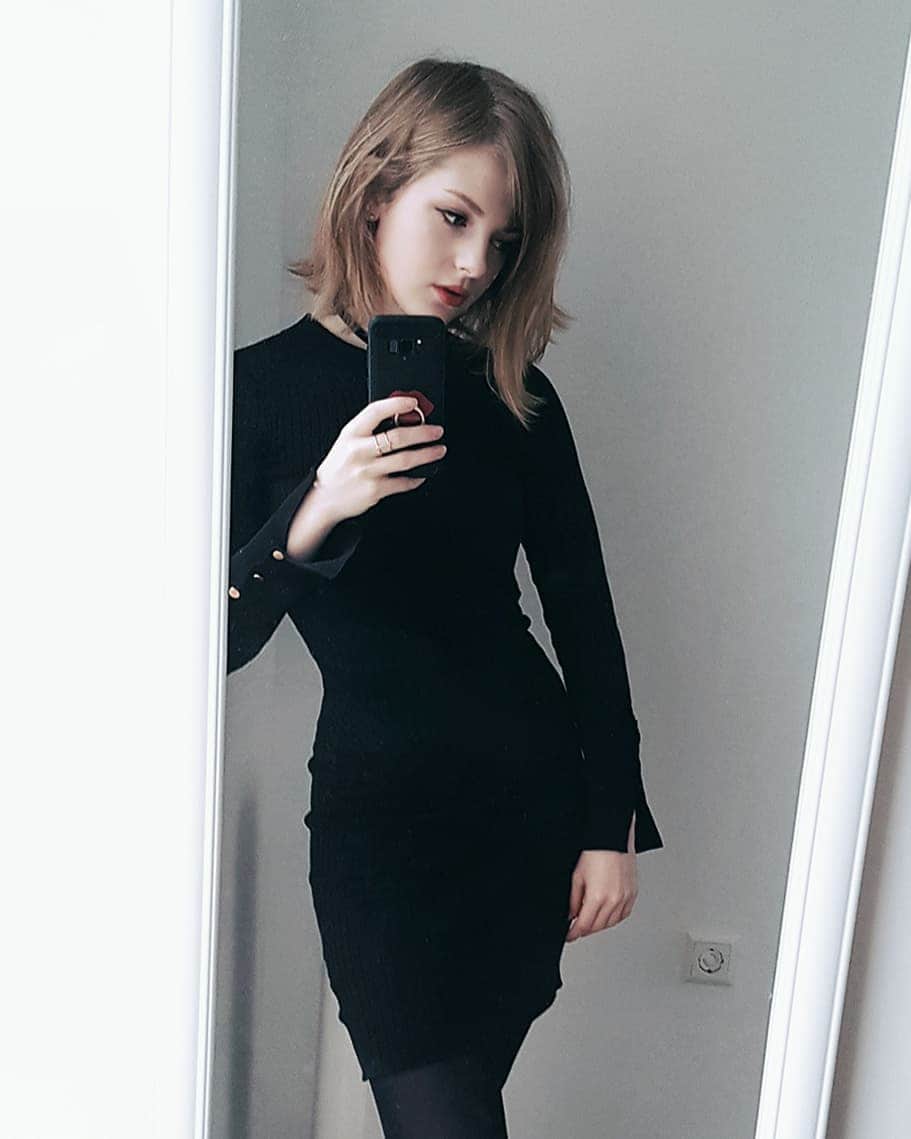 Ella Freyaのインスタグラム：「He said "Don't stand so close to me".」