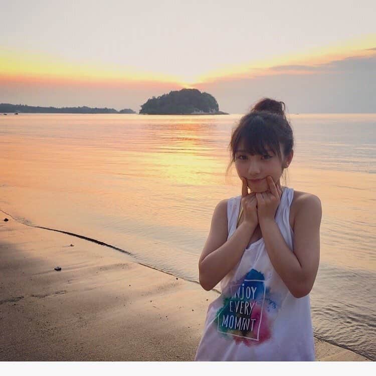 のインスタグラム：「夕景ビーチ さきほどと ポーズ違い。  夕日も 与田ちゃんも 綺麗でした。  #日向の温度発売まであと8日 #与田祐希 #与田ちゃん #ビンタン島 #乃木坂46 #日向の温度」