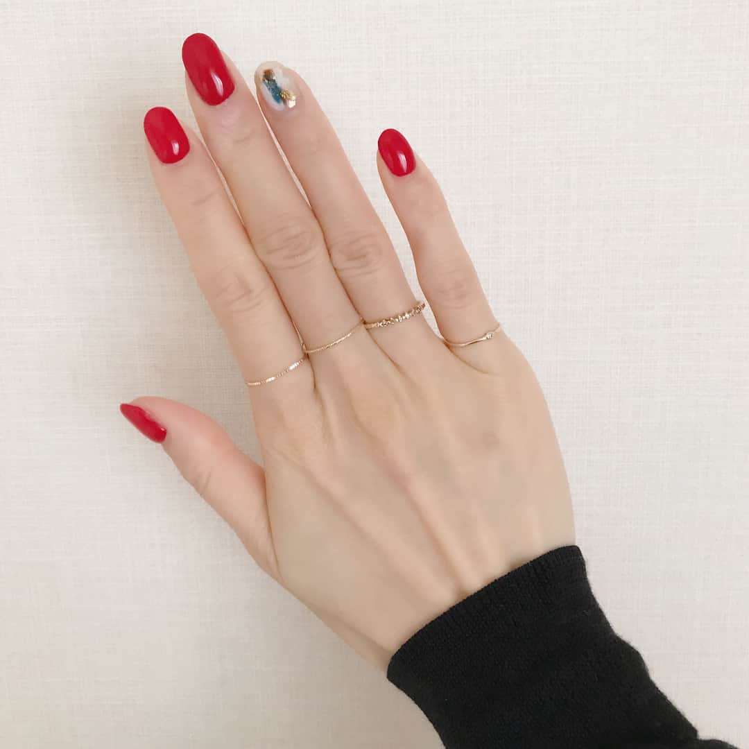 坪田めぐみさんのインスタグラム写真 - (坪田めぐみInstagram)「・ ・ 備忘録📃 ちなみに右手はこんなです。 こっちの薬指だけアートを施してもらいました。 色味がちょっとツリーのような🎄笑 こちらも2枚目にアップ画像載せてます。 ・ 真っ赤なネイルは気分が上がりますね⤴︎ ・ ・ ・ #nail#instanails#fashion#instafashion#nailstagram#nailart#simple#locari#kurashiru#beaustagrammer#accessory#megtnail#ネイル#赤ネイル#大人ネイル#シンプルネイル#クリスマスネイル#ショートネイル#華奢アクセ#リング#アクセサリー#手元#手元くら部」12月18日 12時24分 - meg1006t