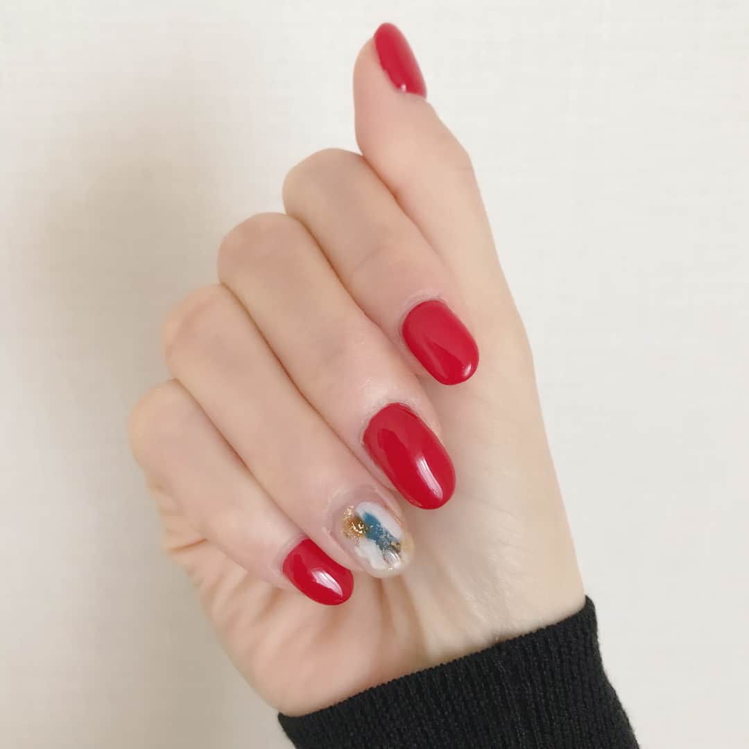 坪田めぐみさんのインスタグラム写真 - (坪田めぐみInstagram)「・ ・ 備忘録📃 ちなみに右手はこんなです。 こっちの薬指だけアートを施してもらいました。 色味がちょっとツリーのような🎄笑 こちらも2枚目にアップ画像載せてます。 ・ 真っ赤なネイルは気分が上がりますね⤴︎ ・ ・ ・ #nail#instanails#fashion#instafashion#nailstagram#nailart#simple#locari#kurashiru#beaustagrammer#accessory#megtnail#ネイル#赤ネイル#大人ネイル#シンプルネイル#クリスマスネイル#ショートネイル#華奢アクセ#リング#アクセサリー#手元#手元くら部」12月18日 12時24分 - meg1006t