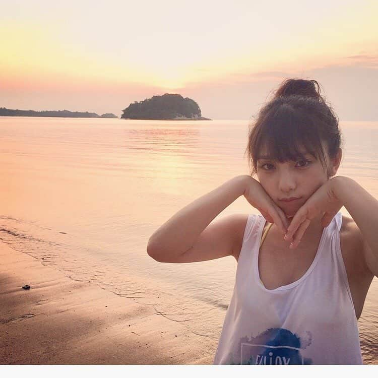 与田祐希のインスタグラム：「誰もいない 静かなビーチで 夕日が しずんでゆくのを 眺めながら  与田ちゃん…  それは なんのポーズ！！？！ #日向の温度発売まであと8日 #与田ちゃん #夕景 #ビーチ #ビンタン島 #乃木坂46 #与田祐希 #日向の温度」