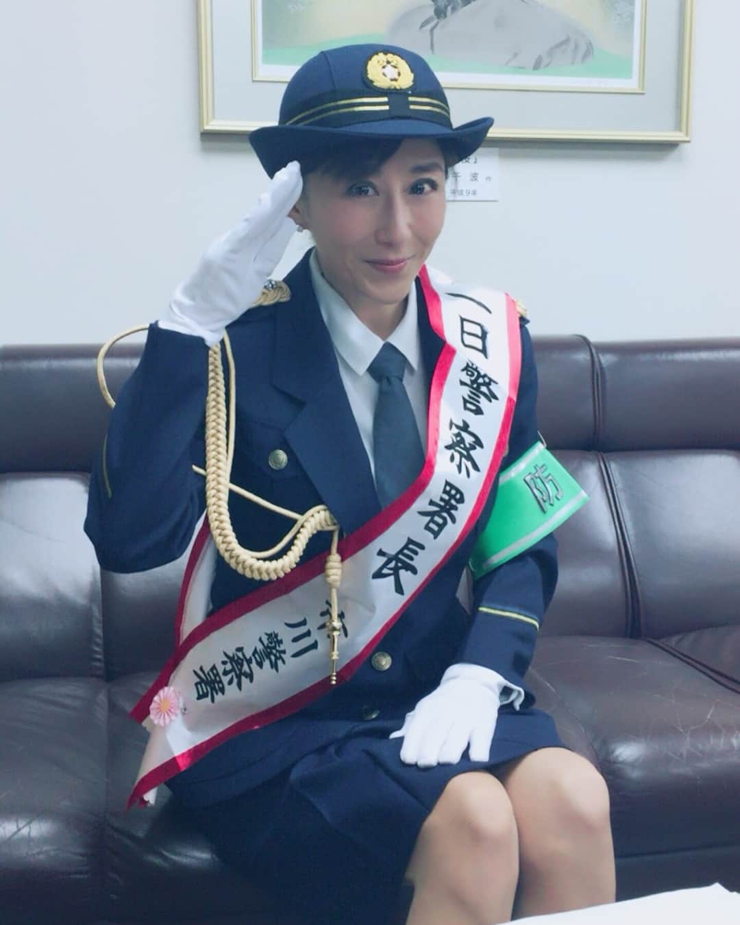 斉藤りさのインスタグラム：「一日警察署長を 仰せつかりました🤣 通勤中に聴いて下さってると‥ 警察官の皆さんが‥😳! なんか わたし 無敵な気分‼︎ これからの年末年始  空き巣 電話詐欺 飲酒運転💨 気をつけねば。  市川警察署の皆さま ホントにお世話になりました−敬礼!」