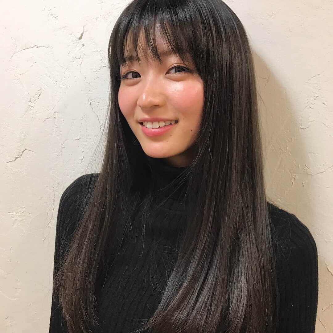 堀加奈子のインスタグラム：「イメチェン完了‼️ 紗絵ちゃんを担当して結構長いけど😊これ位の、暗めカラーは久しぶり❤️ なんかしっくりきた🙆✨2017納めできてよかった☺️☺️☺️newcolor 楽しんでね💕 . . @sae_okazaki #岡崎紗絵 #ray #change #smoke #hair #cut #color  #belle #omotesando #belleginza #bellekichijoji #atlavbybelle #winter」