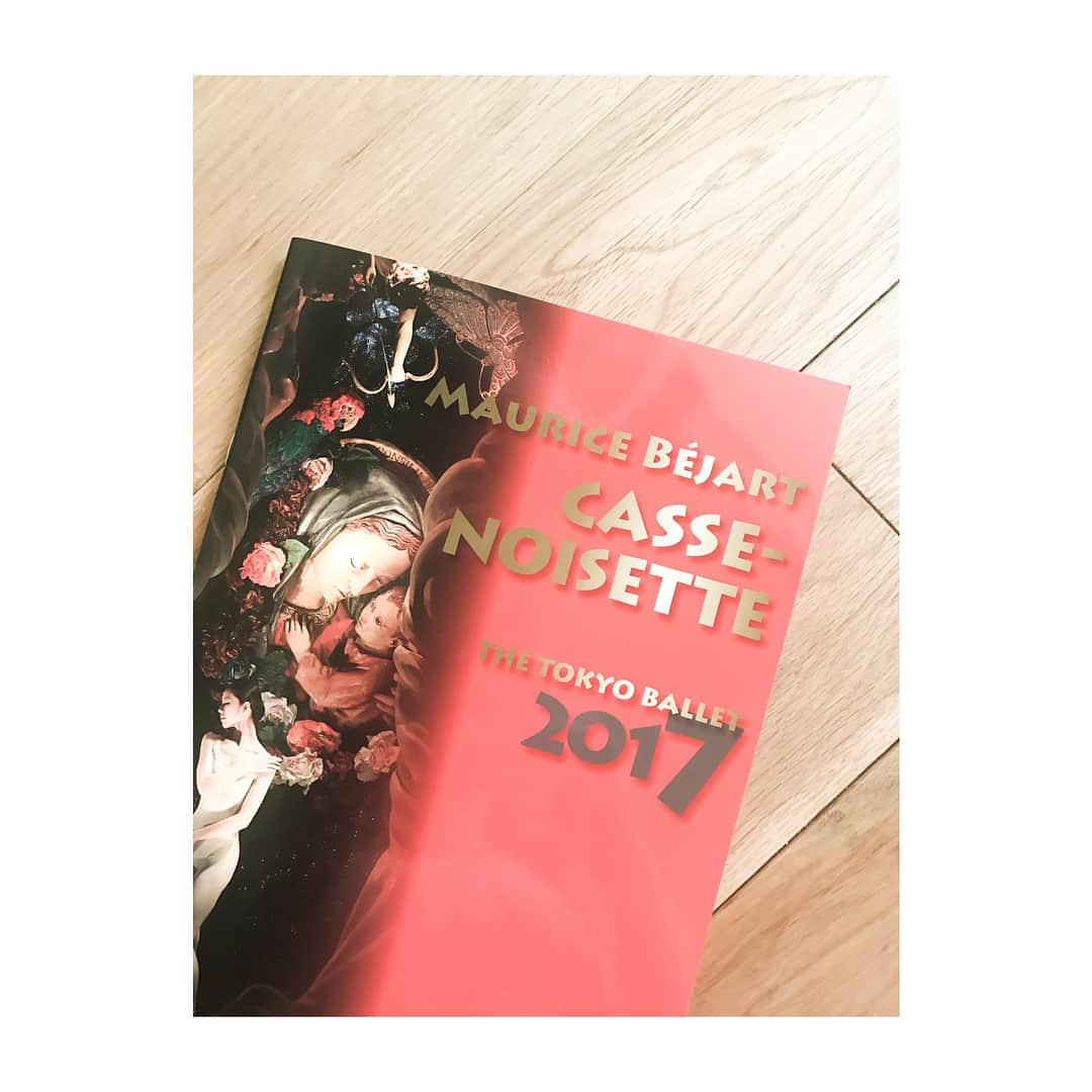 串戸ユリアさんのインスタグラム写真 - (串戸ユリアInstagram)「@tokyoballet_official  東京バレエ団による、 振り付け師、モーリスベジャールのくるみわり人形を観にいってきました。  以前から知っていた くるみ割り人形とはまったく違う、楽しくて、美しくて、 それでいて切ない。 とっても素敵な作品でした。 ベジャールの振り付けのクセがすごく印象的。  ご招待してくださった、 バレエ団の杉山優一氏の、 おもてなしまでもプロフェッショナルな一面にも脱帽。 一昨日観に行ったのに、 まだ夢の中にいるみたいな気分。 本当にありがとうございました。 @yuichisartscience ✨  I can't stop watching ballet on my PC since i went to see MAURICE BEJART version of The Nutcracker performed by the tokyo ballet. My heart got so hooked by amazing performance and scenario. I feel like I'm still in that dream.....❤︎ #TheTokyoBallet #東京バレエ団 #MauriceBejart #CasseNoisette #TheNutcracker #ベジャールのくるみ割り人形  #モーリスベジャール #バレエ #ballet」12月18日 13時56分 - yuriavodka