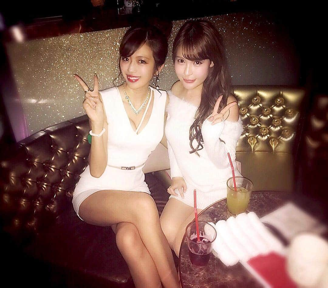 央川かこさんのインスタグラム写真 - (央川かこInstagram)「わかなちゃんとwhite party🥂✨ 白い服めったに着ないからなんか違和感😂👗 #whiteparty#esprit#ドレス#シャンパン#モデル#レースクイーン#ラウンドガール#撮影#アップヘア#ダイエット#トレーニング#美容」12月18日 14時07分 - kako.717