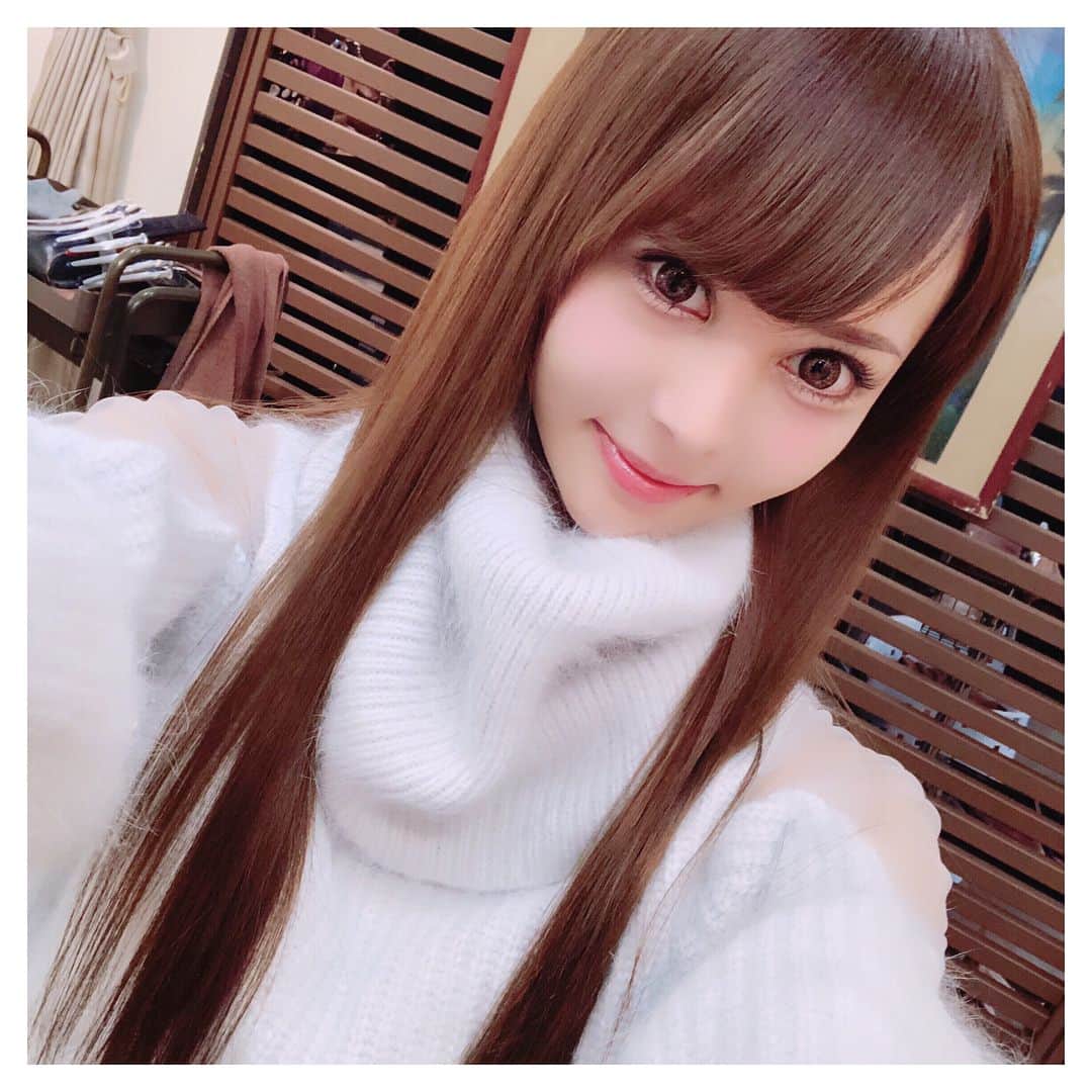 望月美穂のインスタグラム：「Lapisにトリートメントしに行ってきたぁ♡♡ . きょんさんいつもありがとうございますー💕💕 サラサラつるつる♥️ . . 望月美穂のインスタ見たできょんさん指名したら最安値でやってくれます♡ . . #ラピス渋谷#lapis渋谷#lapis #カラー#トリートメント #東京#渋谷#美容院  #キャバクラ#キャバ#キャバ嬢 #フォローミー#followme #follow#followalways #tagsforlikes#tflers#instagood #instalike#like4like#instadaily #tokyo#shibuya」