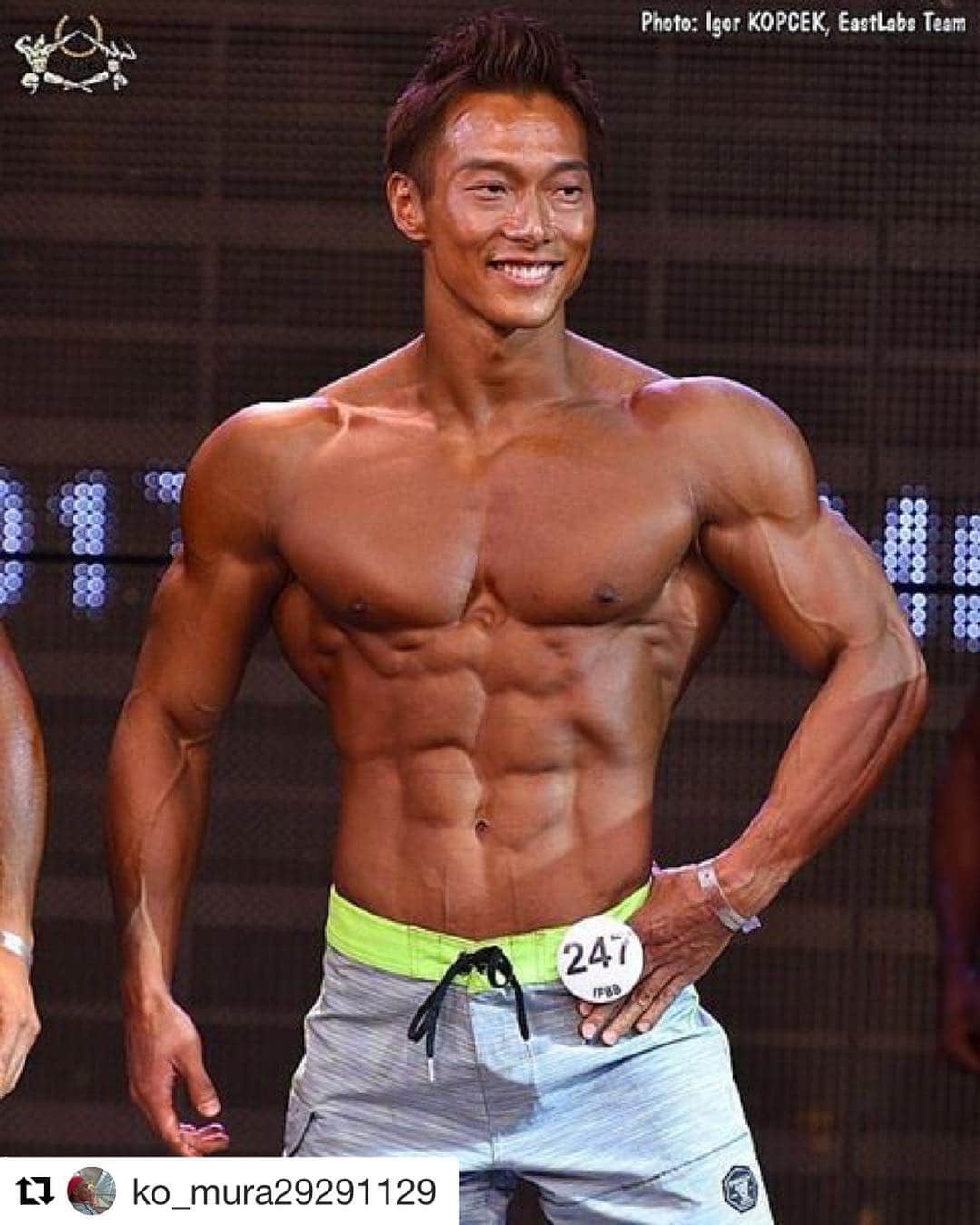 日本選手応援プロジェクトのインスタグラム：「. 本日も甲村選手のリグラムです✨ 甲村選手から見た佐藤選手🌈 このシリーズはこれでラストです🙌！ -------------------------* #Repost @ko_mura29291129 (@get_repost) ・・・ 私から見た日本代表選手その5  @shogosato1231 @musclejapan  佐藤選手の印象はサングラスかけてるなぁ。 岡田氏 @yoshinariokada と同じぐらいかてるなぁ。 です。  とにかく、ライバル心全開で接していた自分が恥かしい程の器の大きい方でした。  ただただそれだけです。  王者になるべくしてなられてる方です。  こういう方が日本のトップでいる事で、若い世代がフィジークという競技に憧れを持ち、身体だけでなく、人間性も成長出来る、最高のモデルではないかと感じました。  日本代表として、日本のレベルアップの為にご尽力されてます。  私も微力ではありますが、日本フィジーク界の底上げに努力していきたいと思います。  しょうごお兄さん。かっこいいわ。  #佐藤選手 #もちろん敗因あります #それはサングラスかけすぎです #あとあの表彰式は悔し泣きではなく #スペインまでの機内で見た映画 #チアダン #青春映画を見て泣いていた #それを表彰式に思い出した #ただの思い出し泣き  #ワークアウト#フィットネスモデル#ボディビル  #bodybuilding #フィジーク #physique  #フィットネス #fitness #ベストボディジャパン  #BBJ#サマースタイルアワード #パーソナルトレーナー #personaltrainer  #weighttraining  #筋トレ #ジム#食事制限#マッチョ#メンズフィジーク」