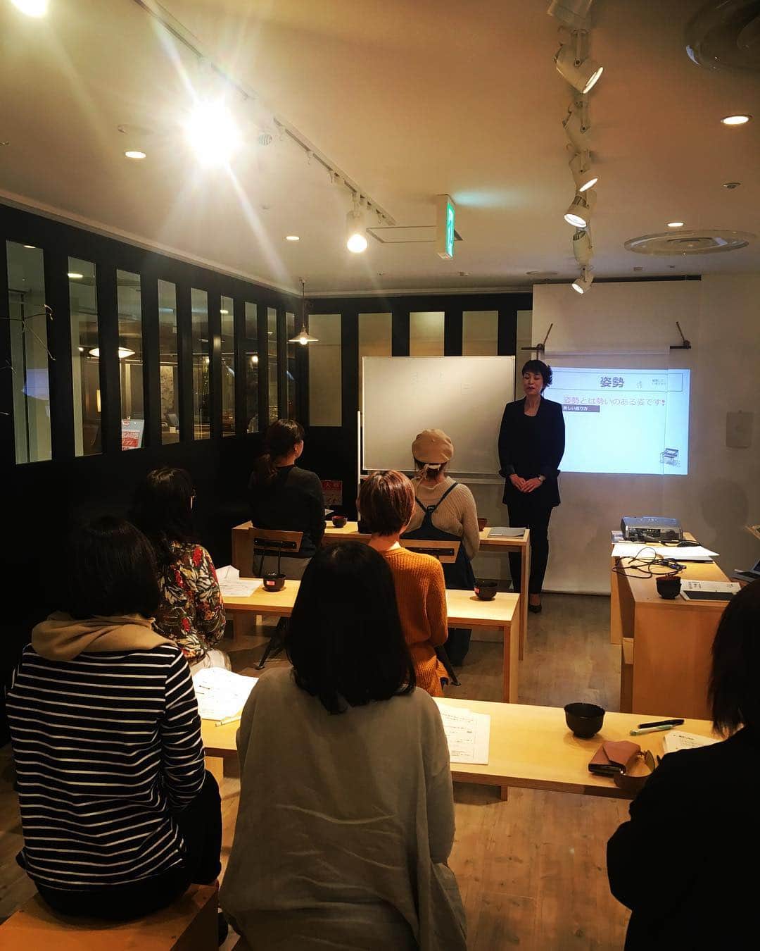 office manacalaのインスタグラム：「皆さま、こんばんは✨ オフィスマナカラです😊 12/15パパママハウスにて「自分らしく輝くためのマナー講座」を開催しました✨ 日頃使えるマナーだけではなく、自分自身を輝かせるためのマル秘テクニックが満載❣️本当に少しの差で全てが変わり、ご参加いただいた皆様も変化に気付いていただけたはず🎶✨ #名古屋お茶会 #おかみさん倶楽部 #幸せ #愛知県 #名古屋 #中区 #栄 #スカイル9階 #主婦 #ママ #変えたい #変化 #暮らし #マナー #心理 #自分らしく #美人ママ #スタイル #自己啓発 #パパママハウス」