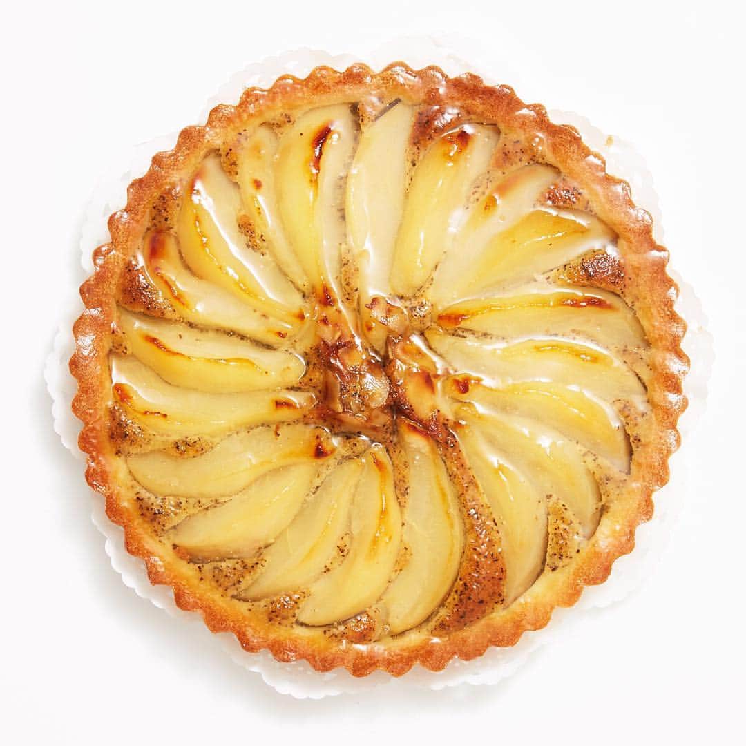 ルミネ公式のインスタグラム：「ディナーの後のティータイムに、サックリ食感のデザート [ #LUMINEMAGAZINE ] #lumine #ルミネ #ルミネ立川 #flo #floprestige #フロプレステージュ #洋梨と紅茶のタルト #洋梨 #紅茶 #タルト #pear #tea #tart  #sweets #instasweets #food #instafood #yummy #follow #followme #フォロー http://magazine.lumine.ne.jp/?p=73582」
