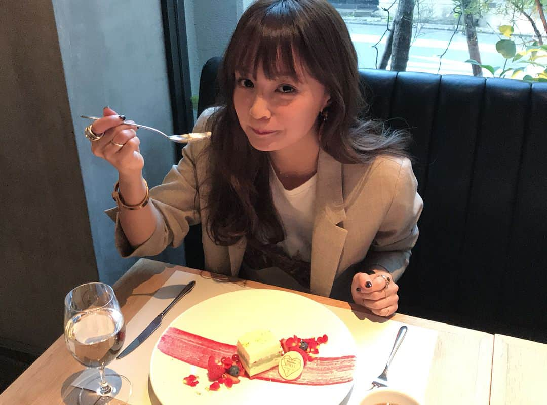 渡部麻衣さんのインスタグラム写真 - (渡部麻衣Instagram)「🍰🍨🍰🍨 . ハーゲンダッツがジュエリーをイメージして プロデュースしたアイスクリームケーキの試食会に ご招待いただいて行ってきましたっ！ . 何層にもなっているのに味がまとまっていて 食感も楽しく特別な日にぴったりの アイスクリームケーキだったよぉ🤩 . #ハーゲンダッツ  #ハーゲンダッツジュエルアイスクリームケーキ  #Haagendazs  #HaagendazsJEWELIceCreamCake  #PR」12月18日 22時38分 - mmaaiipp