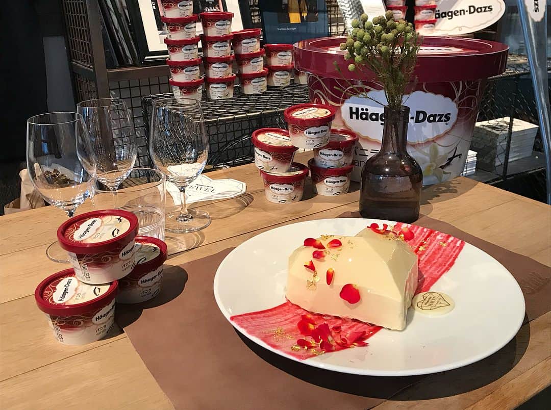 渡部麻衣さんのインスタグラム写真 - (渡部麻衣Instagram)「🍰🍨🍰🍨 . ハーゲンダッツがジュエリーをイメージして プロデュースしたアイスクリームケーキの試食会に ご招待いただいて行ってきましたっ！ . 何層にもなっているのに味がまとまっていて 食感も楽しく特別な日にぴったりの アイスクリームケーキだったよぉ🤩 . #ハーゲンダッツ  #ハーゲンダッツジュエルアイスクリームケーキ  #Haagendazs  #HaagendazsJEWELIceCreamCake  #PR」12月18日 22時38分 - mmaaiipp