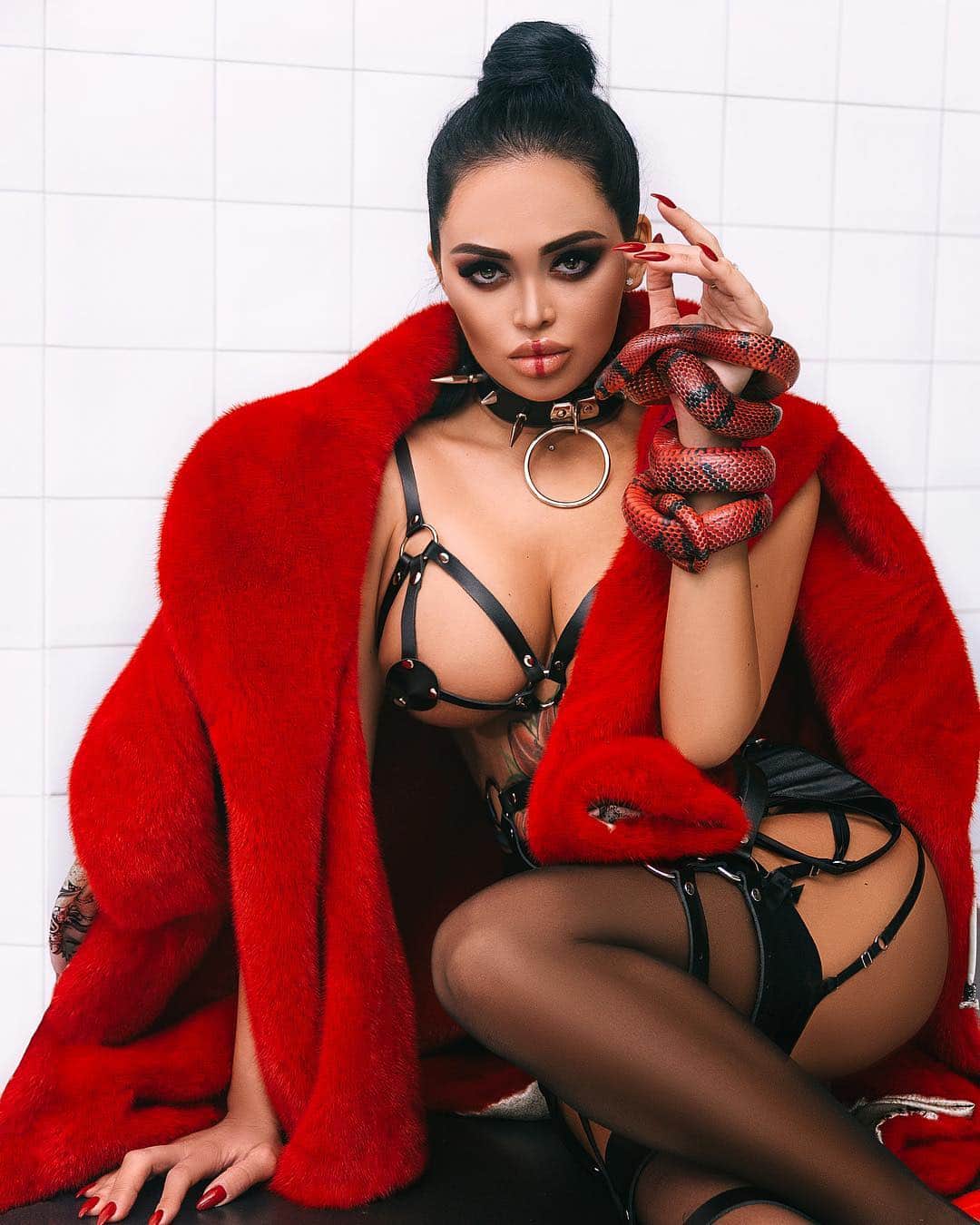 Nita Kuzminaさんのインスタグラム写真 - (Nita KuzminaInstagram)「PHOTO - @ewan_brise 📸 MUAH - @irina_bliznetc 👄 STYLE - @the.aanna 🖤 @doctor_harness  ______ #Photo #photographer #photoshoot #style #snake #fashion」12月18日 22時53分 - nita_kuzmina