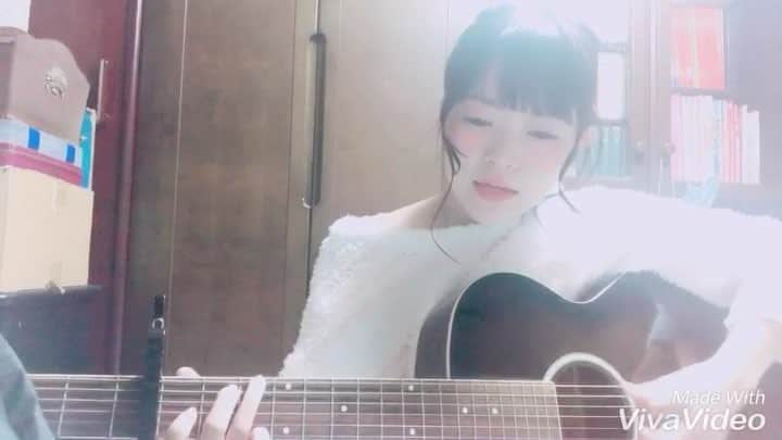 石田涼のインスタグラム：「🎵ヒロイン /back number  #カバガ#おりょ色ギター⤴︎ #弾き語り＃back number #ヒロイン #guitar #acousticguitar ＃アコギ」