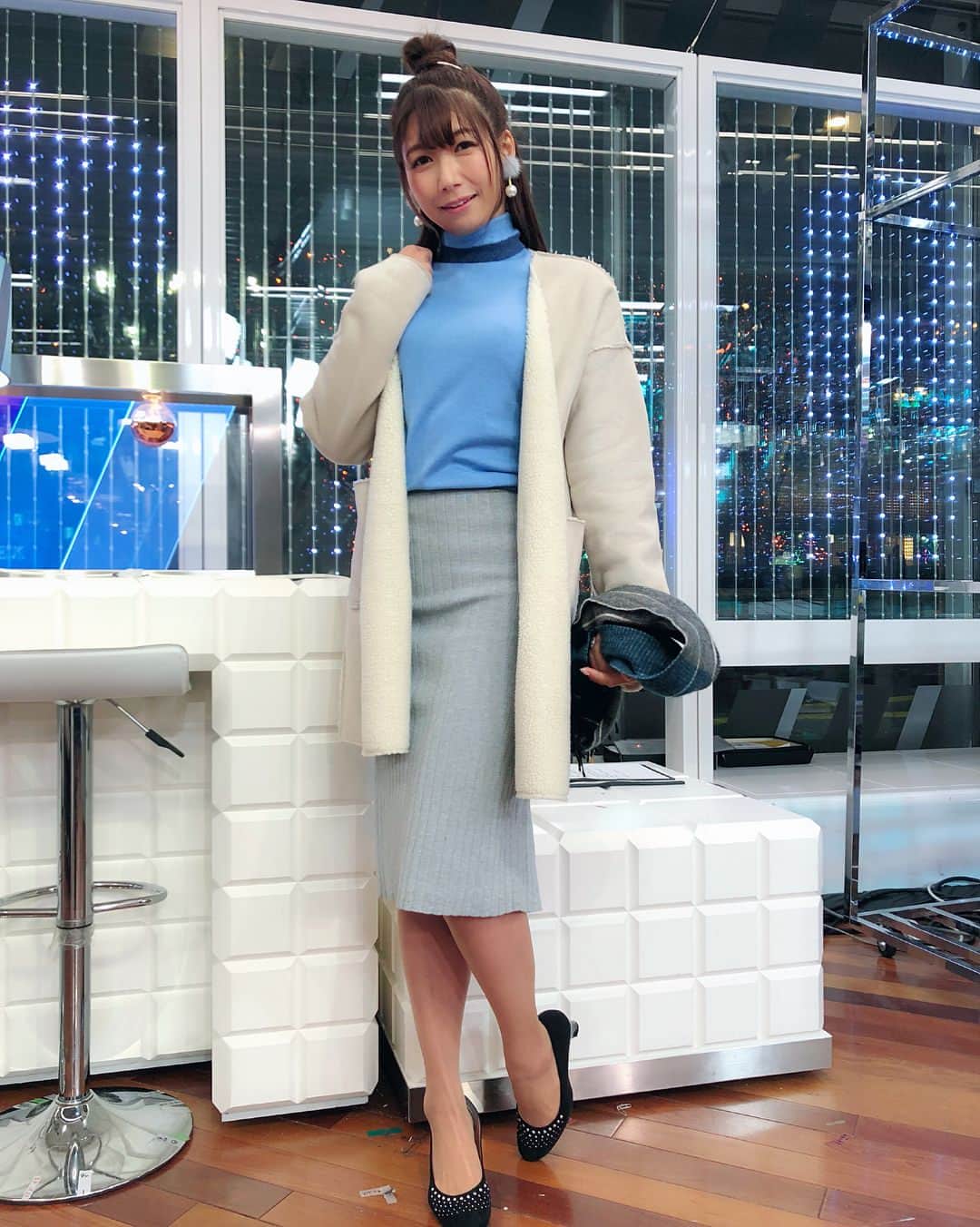 のインスタグラム：「明日も寒さは続きます！ 朝は今日と同じくらい冷え込むので、通勤時間帯はマフラーなどで暖かくしてね♪日中の気温は今日よりは少し上がりそうです。 ヘアスタイルは、ハーフお団子です♪  #アベプラ #明日コレ着よコーデ #abematv #気象予報士 #明日の天気 #マフラー #ヘアスタイル #コーディネート #穂川果音 #weather #fashion #ootd #instafashion #instahair #cordinate #instagram #instalike #instagood #instalife #instagram」