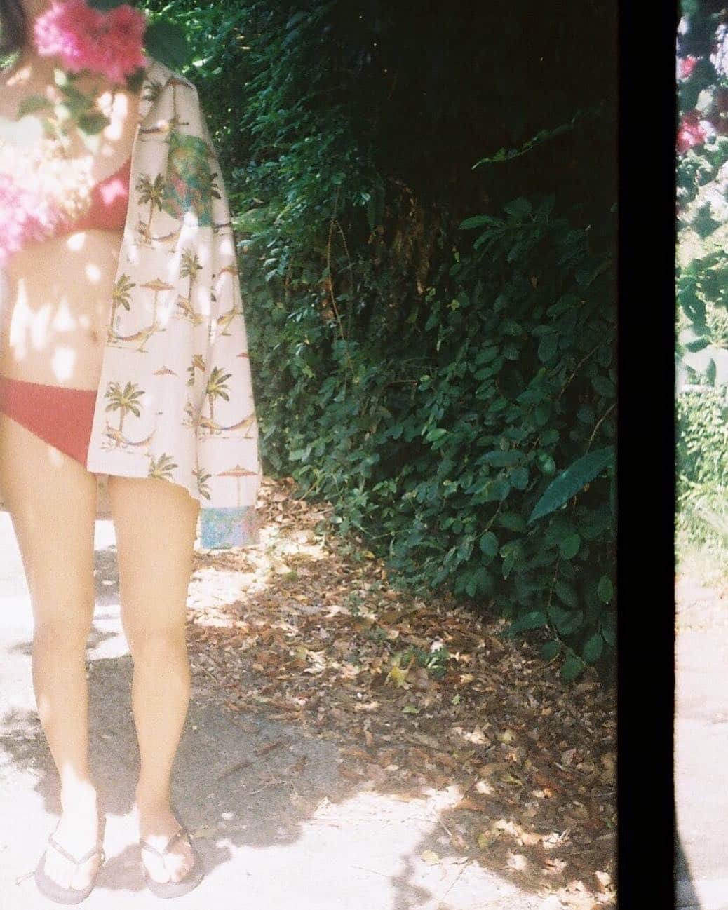 花盛友里のインスタグラム：「夏が恋しいよおおお！ クーラーかけっぱで暮らしてた時期があるなんて信じられない。」