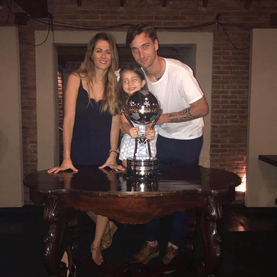 フェルナンド・アモレビエタのインスタグラム：「👨‍👩‍👧‍👧😍😍 falto carlota☹️☹️ para la siguiente copa seguro que no falta」
