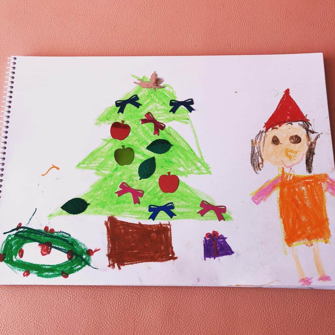 高島彩さんのインスタグラム写真 - (高島彩Instagram)「クリスマスまであと少し🎄 楽しそうに描いてました。 #3歳長女 #やっと身体から手足が描けるように😁 #自由に描かせてあげたい気持ちと #上手な描き方を教えたい気持ちで #いつもヤキモキ #手を出すと怒られる💦  #左端に次女も落書き #ドンマイ長女」12月19日 8時10分 - aya.takashima_official_2021
