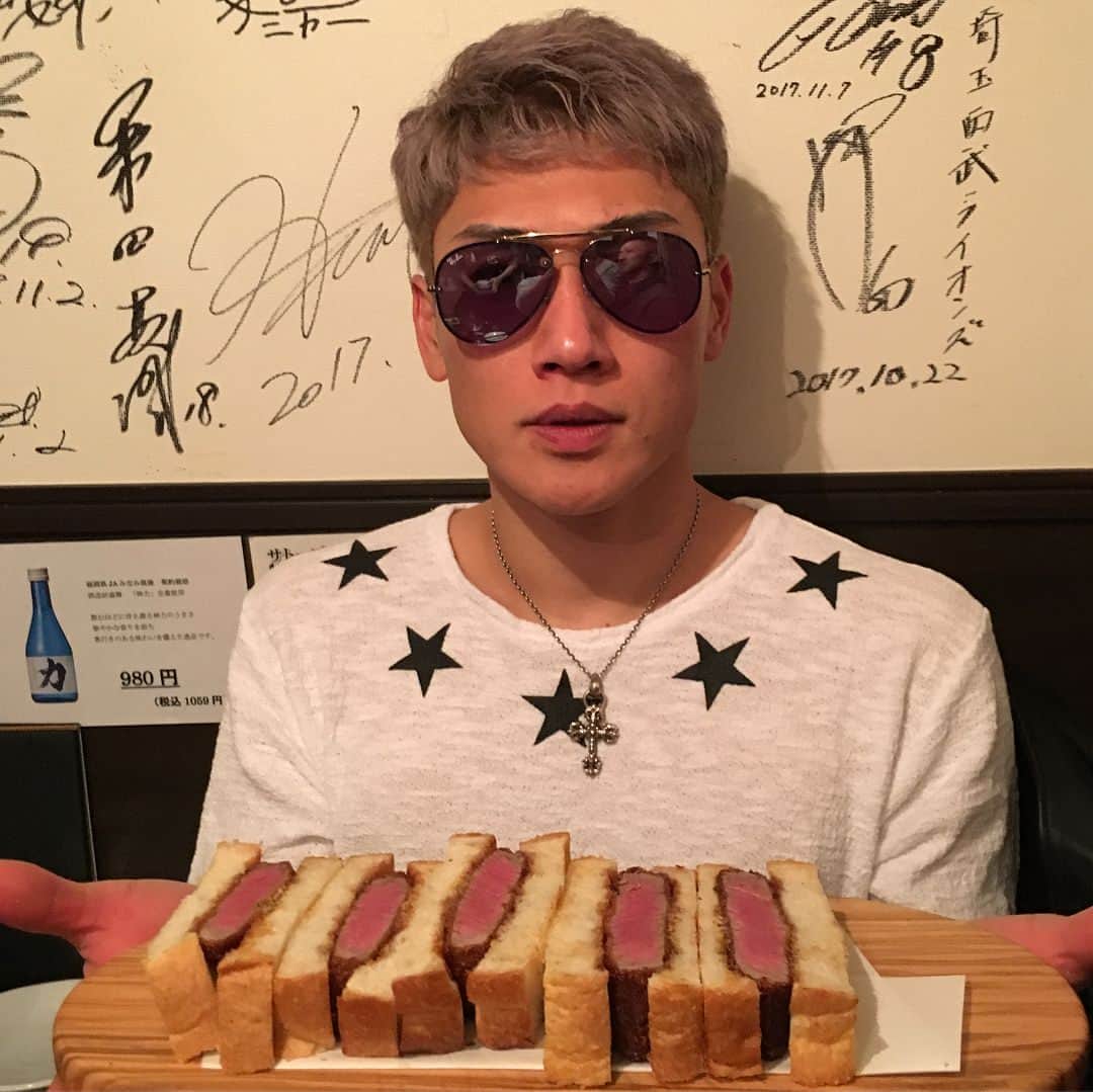 乾雅人のインスタグラム：「ゴールデンボンバー樽美酒研二さんと焼肉会@阿佐ヶ谷SATOブリアン 今回はサングラスを持参してもらったので写真撮りやすい😊 #ゴールデンボンバー #金爆  #樽美酒研二」