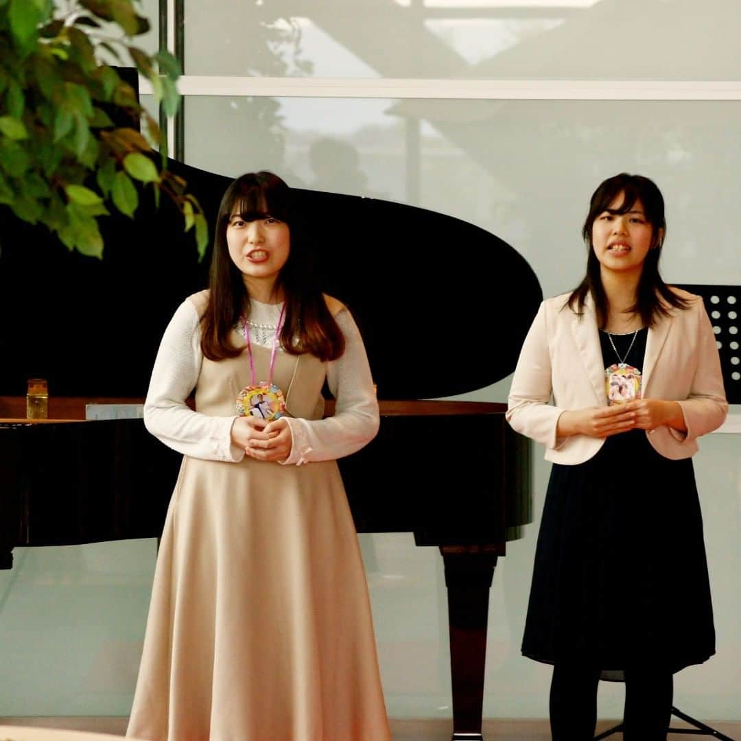 福岡女子短期大学さんのインスタグラム写真 - (福岡女子短期大学Instagram)「🎹音楽科コンサート🎹  12/15（金）に九州国立博物館🎀1階エントラスホールにあるカフェ☕️にて、学生による「🎶きゅーはくカフェコンサート🎷」を開催しました。14時～/15時～の2公演 を行い、博物館を訪れたお客様😊にお聴きいただきました♬ 【曲目】オペラ「コジ・ファン・トゥッテ」より「妹よご覧なさい」(W.A.モーツァルト作曲) ソプラノ:川村 史穂里/清水 遥　ピアノ：花園 慈美 ------------------------------ #福岡女子短期大学 #福女短 #福岡女子短期大学音楽科 #音楽科 #音楽専攻科 #専攻科 #コンサート #演奏会 #福岡 #音楽 #学生 #声楽 #学校 #きゅーはくカフェコンサート #九州国立博物館 ------------------------------- #music #concert #fukuoka #college #cafe #goodmusic #instamusic #enjoymusic #fwjc #ig_music #kyushunationalmuseum #vocal」12月19日 10時00分 - fukuoka_wjc