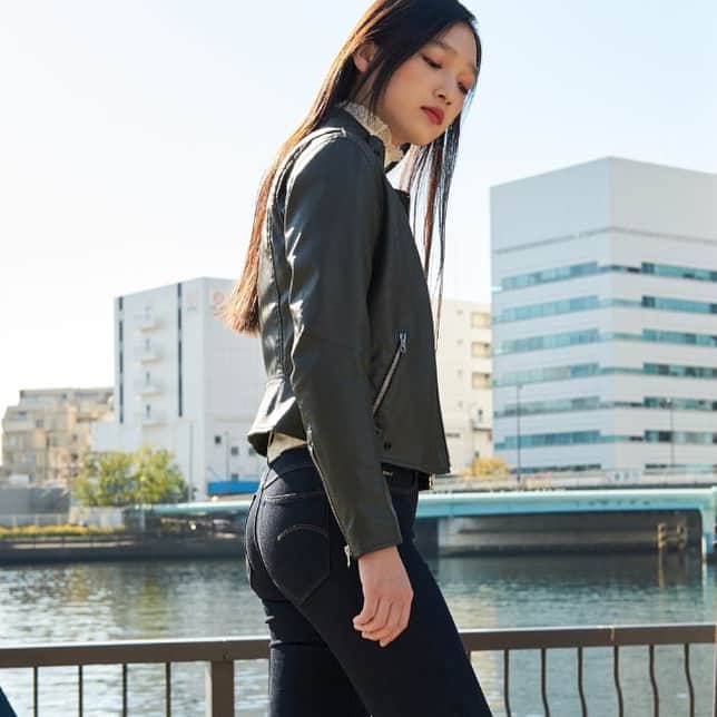 G-Star RAW Japanさんのインスタグラム写真 - (G-Star RAW JapanInstagram)「2017 Autumn/Winter ”New high waist skinny G-Shape jeans” Story #gstarrawjapan #逆さハートジーンズ #うしろすがた #シルエット #サカサハートジーンズ #デニム #ジーンズ #スキニー #ストレッチ #かなり効いてる #新作デニム #ソフトデニム #計4色 #ジーシェイプ」12月19日 10時29分 - gstarraw_jp