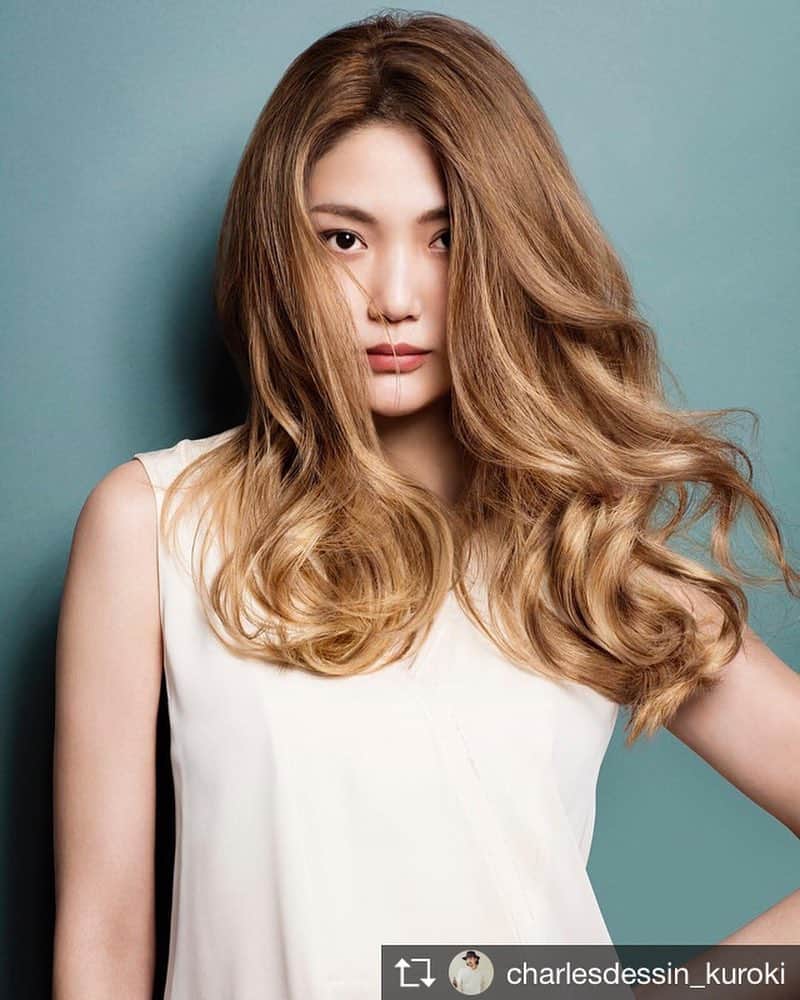 のインスタグラム：「Repost from @charlesdessin_kuroki @TopRankRepost #TopRankRepost ただ今リリース中の @schwarzkopfjapan さんの #ファイバープレックス & #ピクサムカラー の使いこなしレシピの表紙を @gen.kawachi 氏とドコーンと担当させて頂きました✨ スーパーモデル @lisatakimoto ちゃんの迫力半端ないモデル力に助けられてる内容となっております💦 次号はいよいよ🔥🔥🔥 #colorworx が日本上陸決定ってことで、あのダンサー兼振付師の登場⁉️💃 さて、本日は定休日返上、朝からメーカーさんMTG×2本からの、サロンワークっす🔥 夕方にあとお一人予約取れるので、是非お早めにサロンにお電話下さい✨  #カラーワークス #fibreplex #ciberjapan #サイバージャパン #ファイバープレックスナイト #傷まないカラー #ダメージ補修  #model  #me」