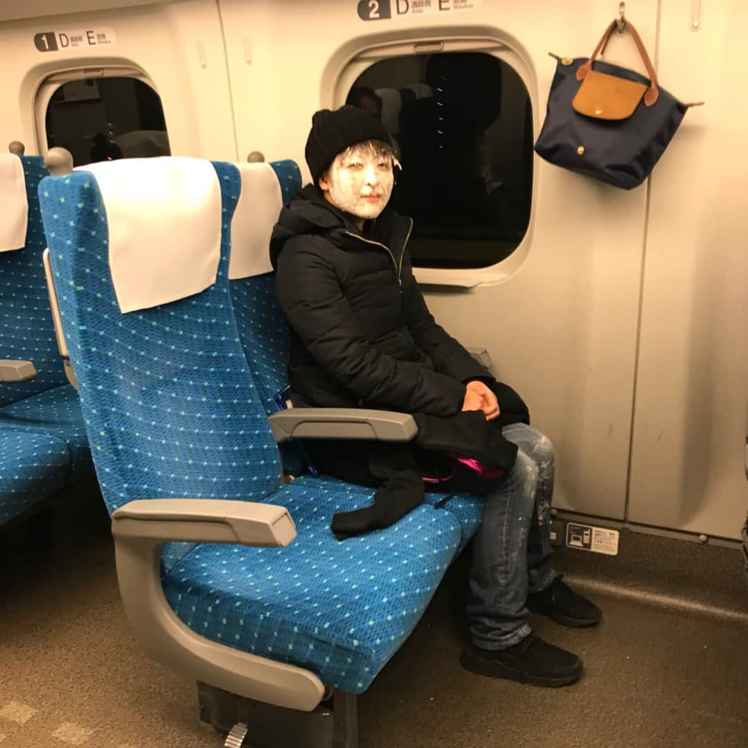 虎谷温子さんのインスタグラム写真 - (虎谷温子Instagram)「今日のまるトクZIPは、奇祭づくしでした！吉本くんと中尾くんは、ハッピ姿でのスタジオ出演…！インスタ映えしますね！✨ そして諸國アナウンサーも大奮闘！祭りの地から大阪へ帰る、諸國アナウンサーです。  こちらも…インスタ映え…してます…😅」12月19日 11時45分 - atsukotoraya.ytv