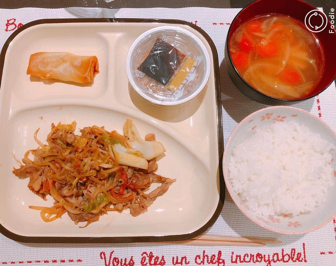 ヒラヤマンのインスタグラム：「昨日の夜ごはん。質素！笑 #肉野菜炒め #春巻き #トマトスープ #納豆ごはん」
