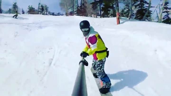 のインスタグラム：「「それは長い自撮り棒」  スノーボード🏂動画をBirodで撮影しました🎥。 Birodは長い自撮り棒としても活躍できます。 普通の自撮り棒では撮影出来ない、全身を映して撮影が可能です。  さぁあなたも前人未到の視点へ "This is a hilong selfie stick"  Birod can also be active as a long selfie stick🏂. You can not shoot with a normal selfie stick, BIrod is possible shooting with the whole body reflected. while shooting withBirod + CASIO FR100 for his new movie, depthperceptionfilm.  Well, you also go to the unprecedented perspective ※撮影の際には周りに十分注意してください。  #LUMICA　#ルミカ　#Birod　#hiagnle　#HianleView　#notdrone　#7500mm　 #Snow #Snowboarding #Powder #スノーボード #beautifulview #ボード日和 #スキーウエア #ウエア #冬 #snowboarder #ウィンタースポーツ #snowboardwear #雪 #snowboardfashion」
