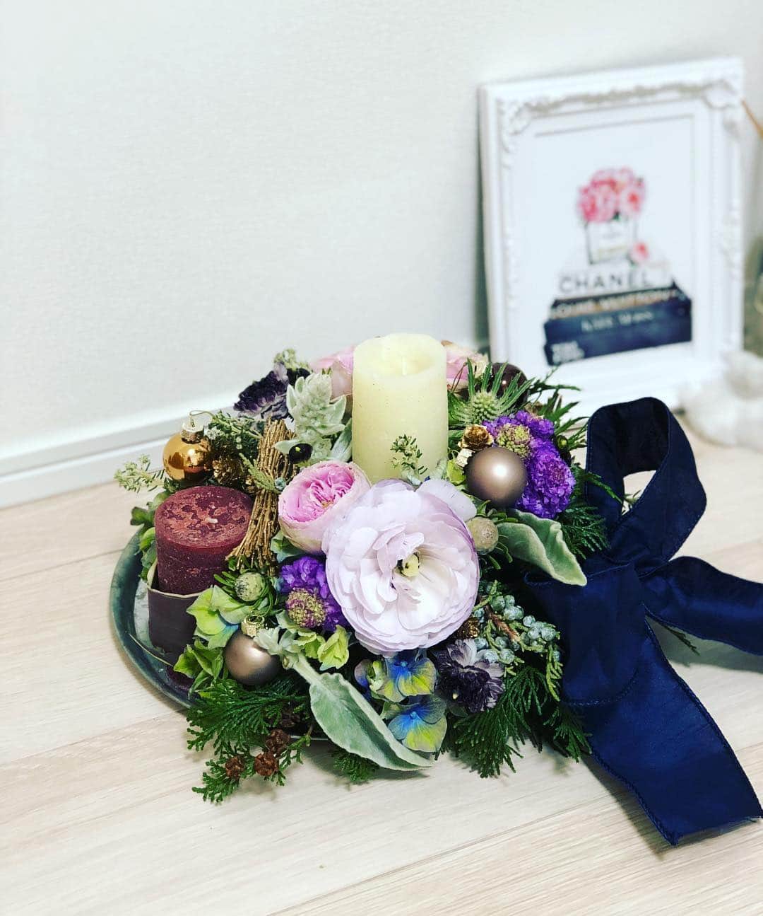 のインスタグラム：「テーマはクリスマスケーキだよ🎂♪ #flowers #flower #flowerstagram #flowerarrangement #xmas #xmascake #フラワーアレンジメント #花が好き #instalife #instalike #instagram #instagood #instapic」
