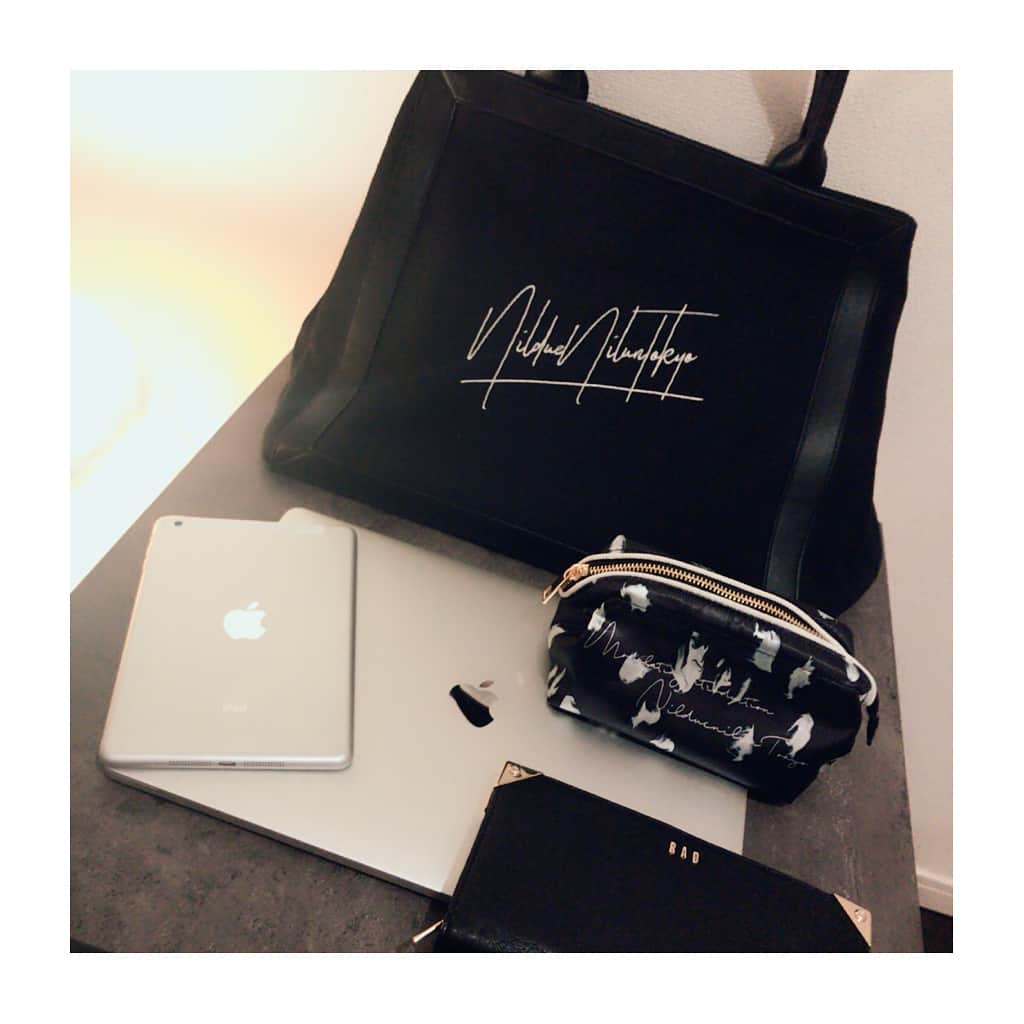 RUKI さんのインスタグラム写真 - (RUKI Instagram)「LEATHER MASKING CANVAS TOTE LARGE  夏のポップアップで出したトートがすごく好評だったので今回は自分がPC等をいれて持ち歩ける位のサイズが欲しかったのでつくりました！前回の物よりもしっかりしているし本当に大容量入るので荷物が多い人や一泊位の荷物でも入りそう！うちのコロンも余裕で入りました👏今回は二色別デザイン出しました。意外とどんな格好にも合わせやすいよー😇  #nilduenilun  #nilduenilun_tokyo  #thegazette  #ruki  #instagood」12月20日 0時26分 - ruki_nilduenilun