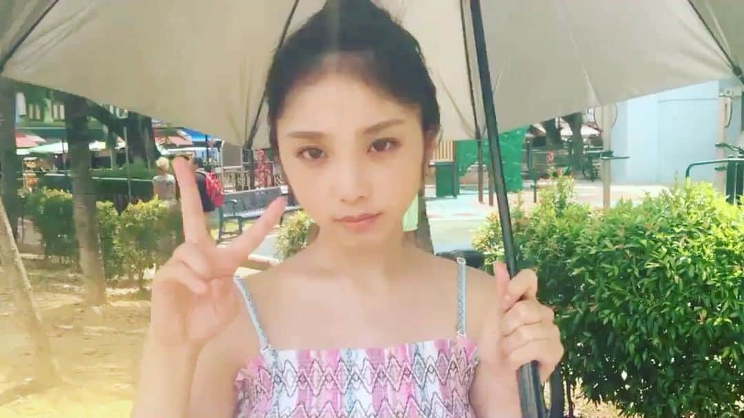のインスタグラム：「写メかと思ったら ！！！ 動画だった！！！！ ！！！！！！！！！！！！！！ 可愛い リアクションの 与田ちゃんに注目！です。  #日向の温度発売まであと１週間  #与田ちゃん #写メじゃなく動画 #シンガポール #与田祐希 #乃木坂46 #日向の温度」