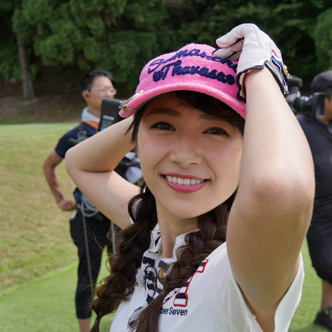 LOVE☆GOLのインスタグラム：「#確か35億 明日は郁実ちゃんの35億  #LOVEGOL2#ゴルフ女子#GOLF#ゴルフ#lovegolf#マダムシンコ#小林さり#久松郁実#いくみん#lovegol2#女子プロゴルファー#ラブゴル#ガールズゴルフ#ゴルフ番組#モデル#タレント」