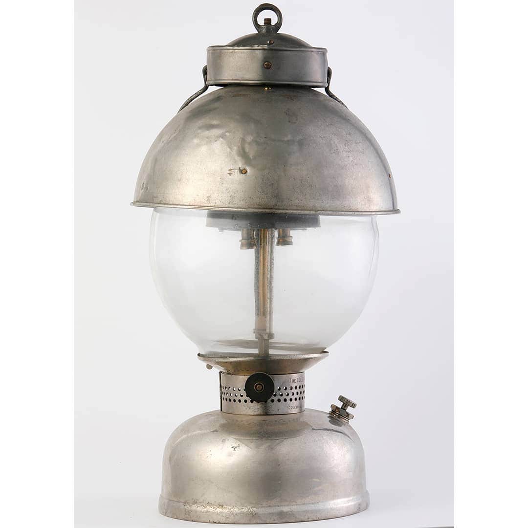Coleman Japanのインスタグラム：「～　Coleman Lantern History 15選　～ ＊ 【②Coleman Arc Lantern（コールマン アークランタン）L316 】 製造年：1914~25年 銀色の帽子をかぶった男の子のような可愛らしいフォルムが特徴的なこのランタン。アークランタンシリーズは、都市部に電気が普及され始めた当時、「都市同様に、郊外の農村でも明かりの需要が増えるだろう」と予想したコールマンが開発した、初の全天候型屋外用ランタン。このシリーズは1914年頃から製造されており、初期モデルはすべて真鍮製なんです。このL316は、後期のモデルと言われています。非常に光量が大きく、その明るさはなんと「800CP」！！（現在販売されているノーススター®チューブマントルランタンが約360CP） 「真夜中の太陽」と呼ばれ、多くの人々に愛されました。今でもアメリカの古い農家の納屋には、このアークランタンが眠っているかもしれません。 ＊ #Coleman #コールマン #キャンプ #camp #アウトドア #outdoor #japan #ランタン #Lantern #History #ColemanLanternHistory #アークランタン#ArcLantern #L316 #カウントダウン #countdown #年末」