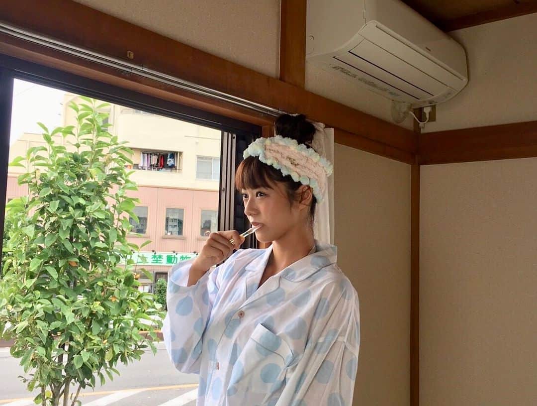 わちみなみさんのインスタグラム写真 - (わちみなみInstagram)「DVDのオフショット📀 . パジャマで歯磨き^ - ^ . パジャマでおじゃま思い出した👶 わたしピース多い😥💦 . #DVD #わちみなみ #歯磨き #パジャマ #田舎の子 #福岡 #博多 #ダンボールだらけの部屋 #まるでのび太の部屋 #水玉 #頭だけ #ジェラピケ」12月19日 19時56分 - wacchime