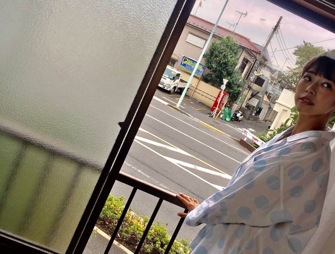 わちみなみさんのインスタグラム写真 - (わちみなみInstagram)「DVDのオフショット📀 . パジャマで歯磨き^ - ^ . パジャマでおじゃま思い出した👶 わたしピース多い😥💦 . #DVD #わちみなみ #歯磨き #パジャマ #田舎の子 #福岡 #博多 #ダンボールだらけの部屋 #まるでのび太の部屋 #水玉 #頭だけ #ジェラピケ」12月19日 19時56分 - wacchime