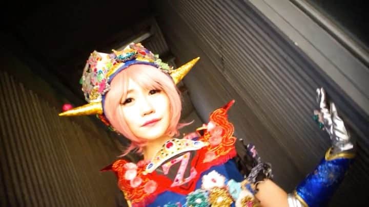 マコ・プリンシパルのインスタグラム：「1月リリースの #ナマコプリZ 新曲「 #マジンガーZ 」の予告編が完成❤️ 愛ちゃんと数ヶ月に渡り撮影しました✨お楽しみに！ ❤️💤❤️💤❤️💤❤️💤❤️💤 ナマコプリは芸術家アイドルから、現メンバーに新メンバー #やばいちゃん #ユゥキユキ を迎え、女流美術家集団 girls art unit #ナマコプリZ として2018年から正式活動します！ 初の新曲はマコプリ祖父、渡辺宙明氏作曲の名曲 #マジンガーZ を☆Taku Takahashi（m-flo, #blockfm）新アレンジでカバー！ プロデュース： #カワムラユキ ビジュアル&MV監督： #愛まどんな」