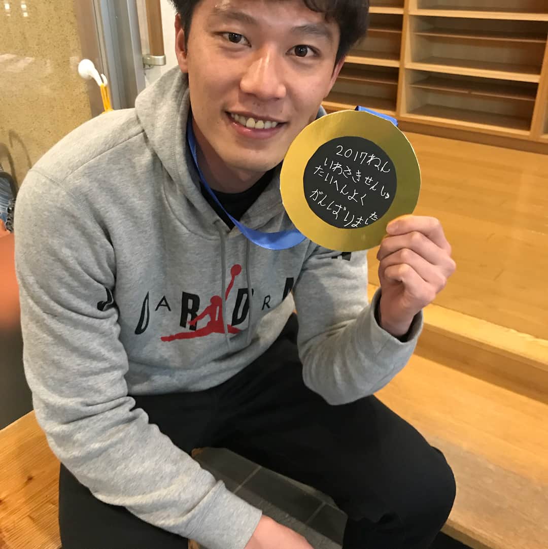 岩嵜翔のインスタグラム：「いつも応援してくれていて、毎年豊前にまで来てくれている男の子と女の子から、今シーズンの金メダル頂きました^ ^ #ありがとう#かわいい#嬉しいね#ご飯は常に山盛り#坂田#釈迦でーす#いきなり言い出した#笑」