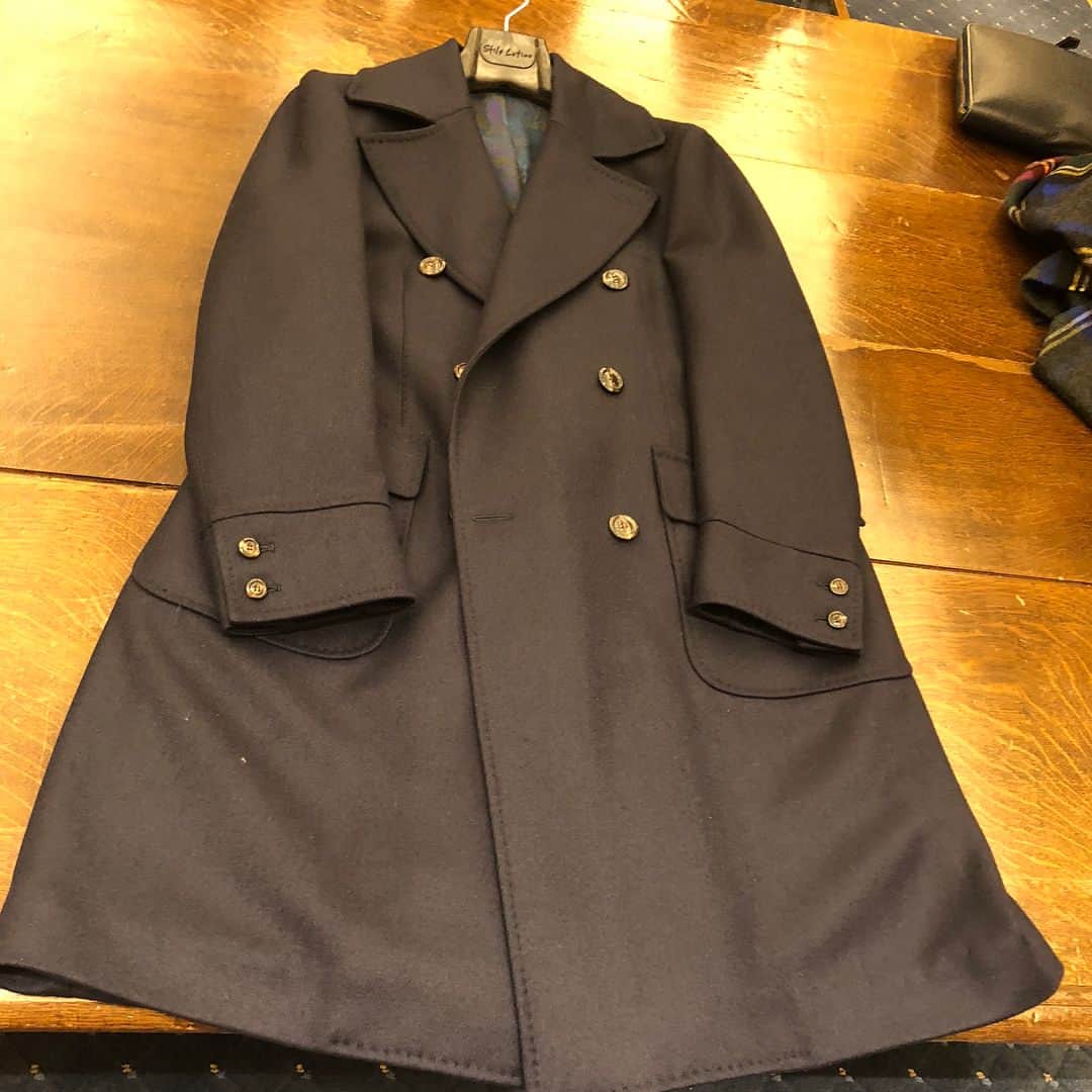 s98289kkのインスタグラム：「Stile Latino New Coat 🧥  In @beams_house_kobe Trunk Show  ９月のイベントでお願いしたコートが仕上がってきました😍至って普通のコートですが、言う事無いくらい満足です😆誕生日の二日前ですが、最高の誕生日プレゼントになりました🎁パートナーに感謝しかないです😍🙇🙏 ****************************************** #stilelatino #coat #trunkshow #beams #beamshousekobe #vincenzoattolini #mensstyle #mensclothing #mensfashion #outfit #ootd #dapper #madeinitaly #napoli」