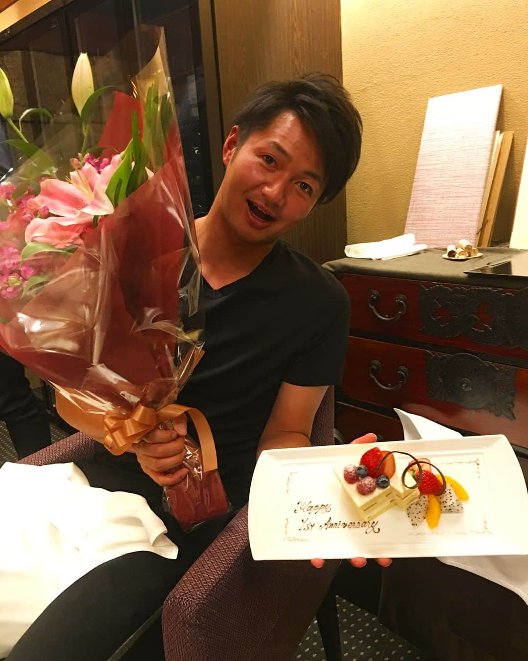 唐川侑己のインスタグラム：「クリスマス会と忘年会🎄 結婚式から1周年のお祝いもしてもらったよ🎉 みんなと友達になれて嬉しいです🤪笑 #クリスマス会#千葉ロッテマリーンズ #益田直也#関谷亮太#三木亮#江村直也#おそろい#クリスマスプレゼント#stussy」