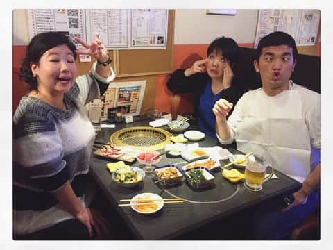 馬場園梓さんのインスタグラム写真 - (馬場園梓Instagram)「こんばんは〜！ 昨日は、 すゑひろがりずの三島ちゃんも誘って、 行きつけの焼肉屋さんへ♪  お肉はもちろんのこと、 塩ダレで絡めていただく鉄板鍋が激烈なうまさ！  オススメ！  最後は女将さんと  ルン♪ 「夕日鍋と焼肉のお店うえだ」  東京都墨田区両国2-18-2 さとうビル1階  やっぱり、 三島ちゃんのキメ顔が気になるなぁ、、、、 #yeah #happy #焼肉 #ホルモン #鉄板鍋 #スカイツリー鍋 #両国 #miho  #隅田美保 #すゑひろがりず #三島ちゃん #キメ顔 #コンサルタント顔 #球体 #ご機嫌 #ルン♪」12月19日 23時41分 - babazonoazusa
