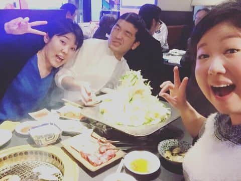馬場園梓さんのインスタグラム写真 - (馬場園梓Instagram)「こんばんは〜！ 昨日は、 すゑひろがりずの三島ちゃんも誘って、 行きつけの焼肉屋さんへ♪  お肉はもちろんのこと、 塩ダレで絡めていただく鉄板鍋が激烈なうまさ！  オススメ！  最後は女将さんと  ルン♪ 「夕日鍋と焼肉のお店うえだ」  東京都墨田区両国2-18-2 さとうビル1階  やっぱり、 三島ちゃんのキメ顔が気になるなぁ、、、、 #yeah #happy #焼肉 #ホルモン #鉄板鍋 #スカイツリー鍋 #両国 #miho  #隅田美保 #すゑひろがりず #三島ちゃん #キメ顔 #コンサルタント顔 #球体 #ご機嫌 #ルン♪」12月19日 23時41分 - babazonoazusa